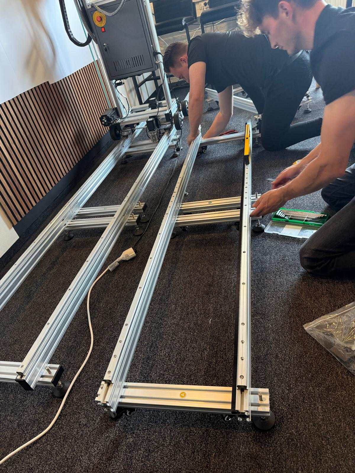 Uitlijnen en waterpas stellen van het railsysteem van de wallprinter
