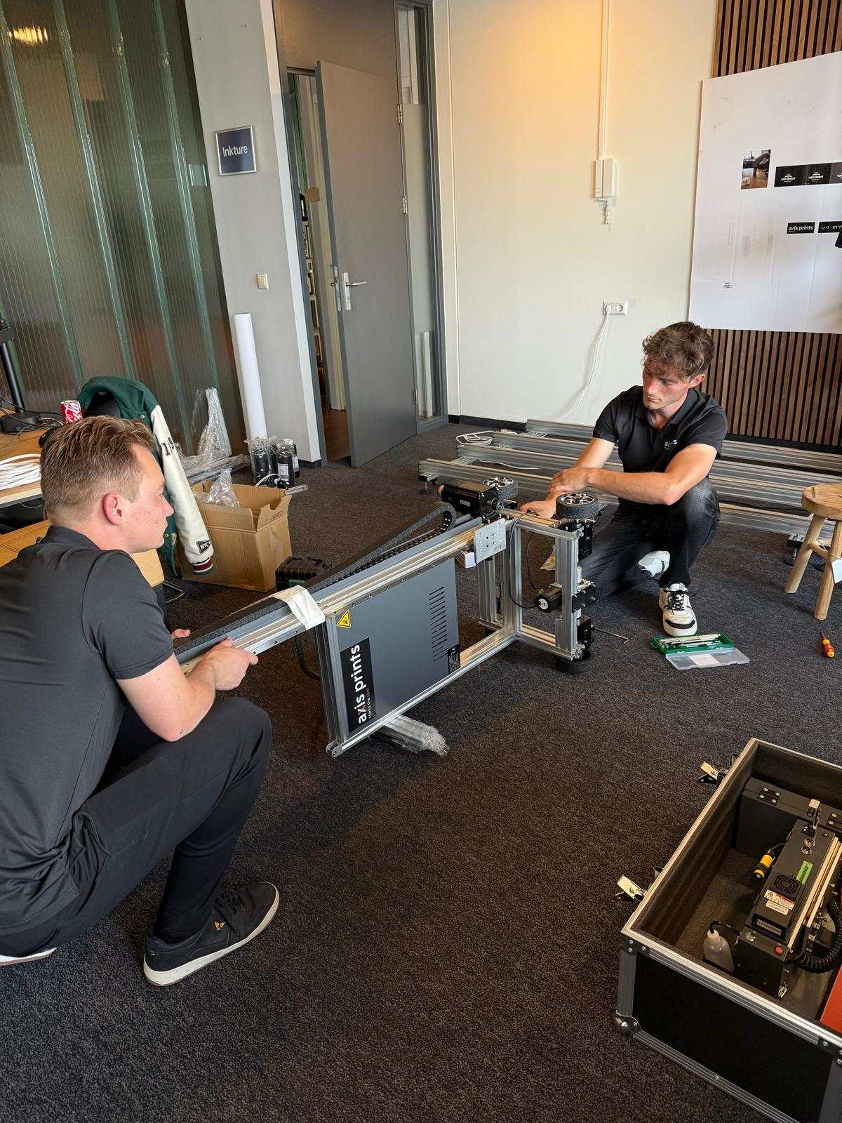 Axis Prints en Inkture-specialist bouwen samen de wallprinter op