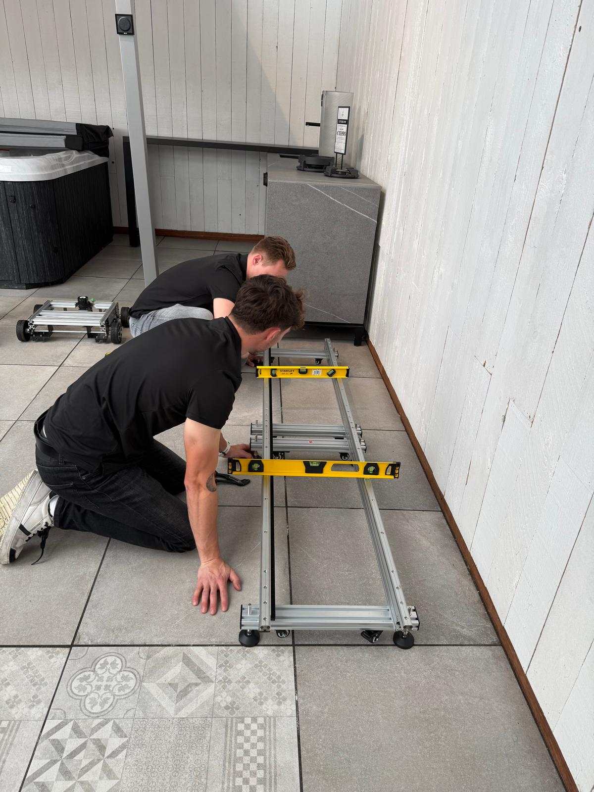 Railsysteem van de wallprinter millimeterprecies waterpas stellen bij van Beem