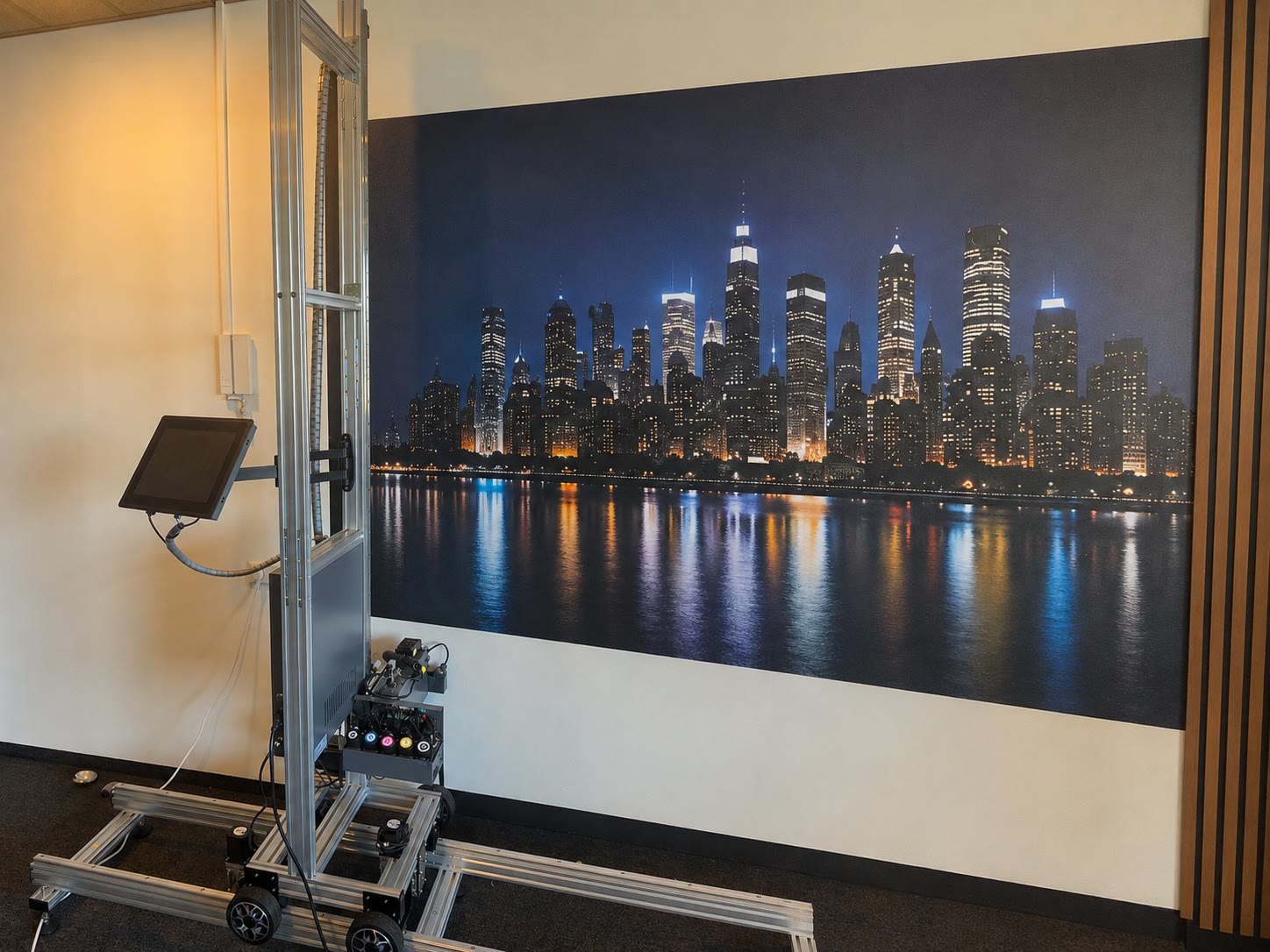 Wallprinter voor een geprinte New York-skyline op een muur in de showroom