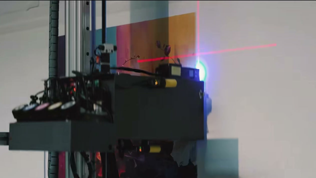 Printkop van de wallprinter print met laser een bloemenmuurprint